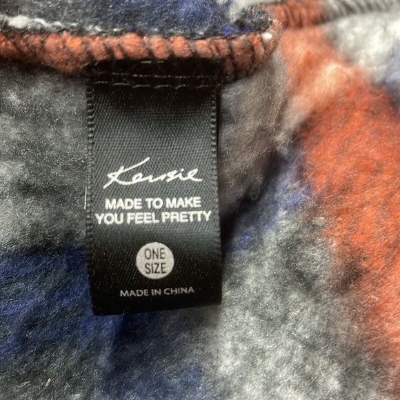 Kensie cape/shawl/wrap in thick sherpa-type fabric - Picture 7 of 8